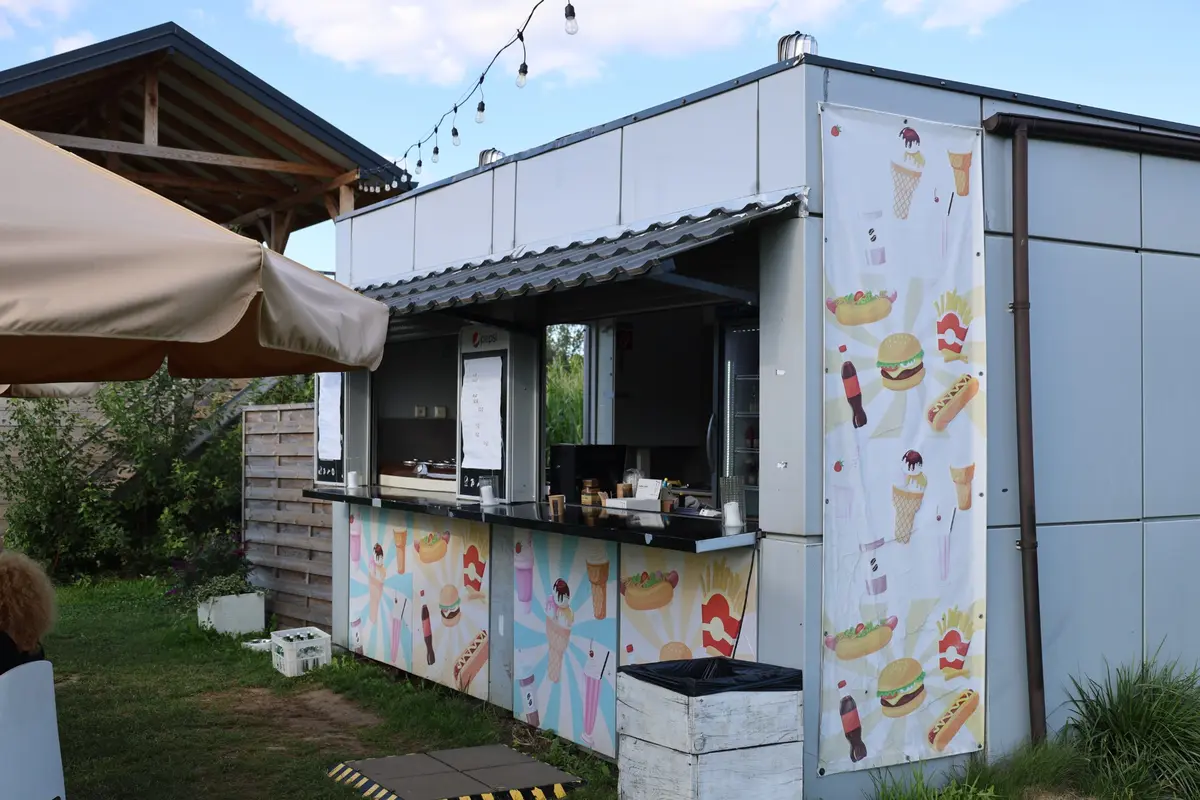 Food truck z jedzeniem w Zielonym Labiryncie