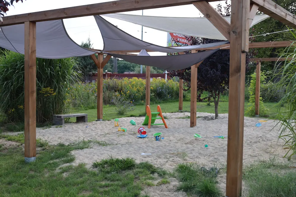 Ogromna piaskownica w Zielonym Labiryncie